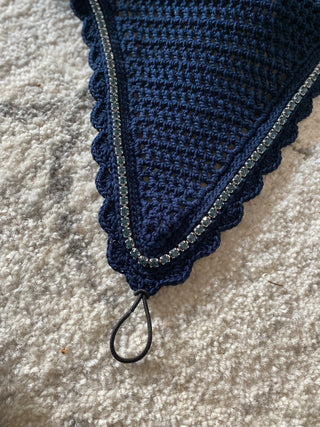 Tie-down with navy crystals